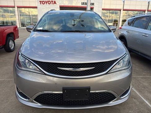 Used 2017 Chrysler Pacifica Touring-L w/ Tire & Wheel Group FWD image 11