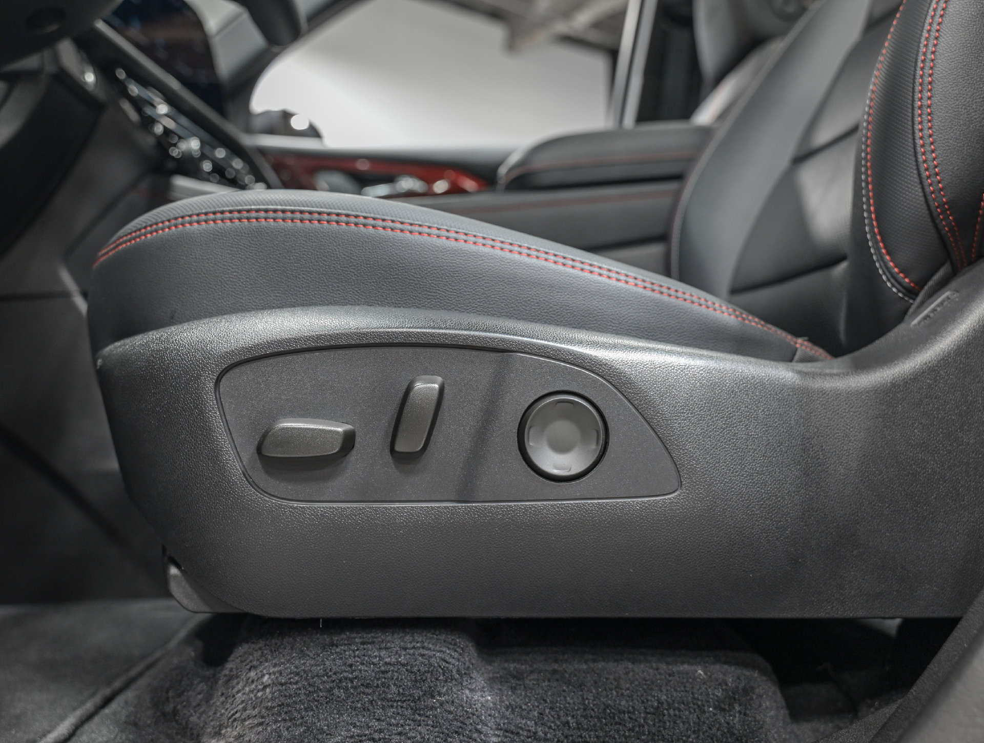 Used 2024 Chevrolet Traverse RS w/ LPO, Floor Liner Package AWD/4WD image 14