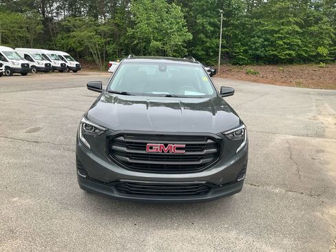 Used 2021 GMC Terrain SLE w/ Driver Convenience Package FWD image 2