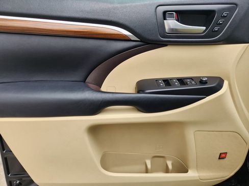 Used 2018 Toyota Highlander Limited FWD image 22
