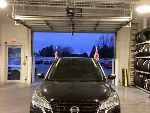 Used 2021 Nissan Kicks S image 2