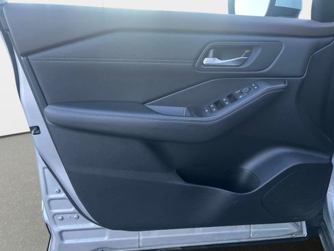 Certified 2022 Nissan Rogue SV w/ SV Premium Package image 18