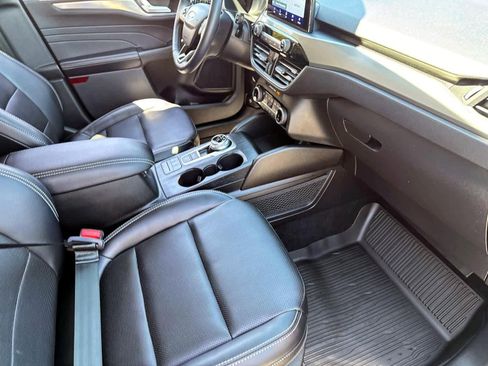 Used 2022 Ford Escape Titanium image 9