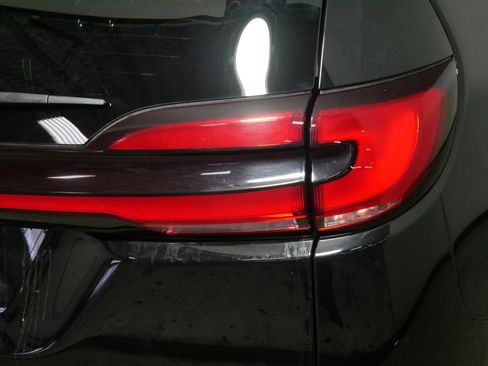 Used 2024 Chrysler Pacifica Touring-L image 17