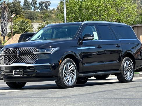 New 2026 Lincoln Navigator L Premier AWD/4WD image 7