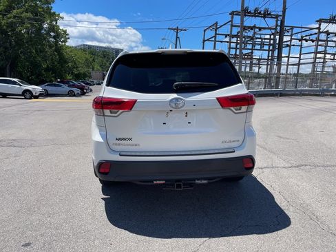 Used 2019 Toyota Highlander XLE AWD/4WD image 4