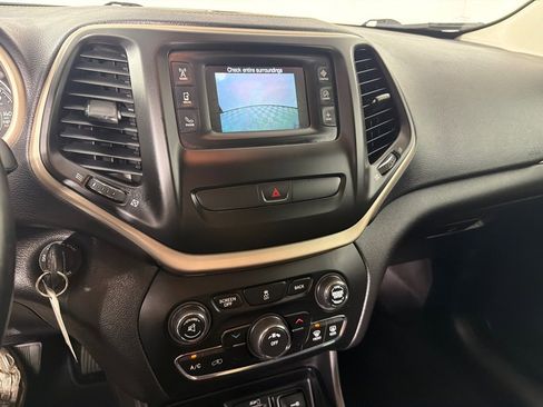 Used 2017 Jeep Cherokee Latitude FWD image 16