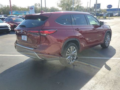 Used 2021 Toyota Highlander Platinum image 3