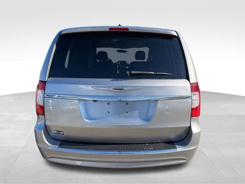 Used 2015 Chrysler Town & Country Touring image 4
