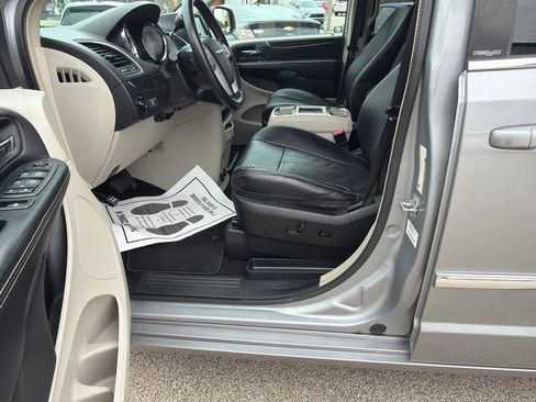 Used 2013 Chrysler Town & Country Touring FWD image 16