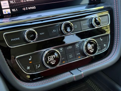 Used 2024 Bentley Bentayga image 24
