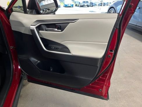 Used 2020 Toyota RAV4 XLE w/ Convenience Package FWD image 12
