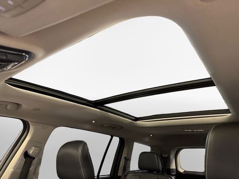 Used 2023 Jeep Grand Cherokee L Limited w/ Luxury Tech Group II image 23