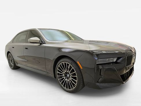 Used 2025 BMW 760i xDrive w/ Executive Package AWD/4WD image 3
