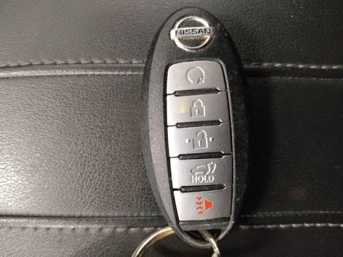 Used 2018 Nissan Rogue SV w/ Premium Package FWD image 32