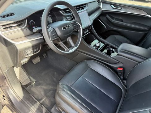 Used 2023 Jeep Grand Cherokee L Limited w/ Black Appearance Package AWD/4WD image 12