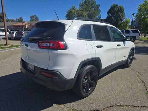 Used 2016 Jeep Cherokee Sport FWD image 5