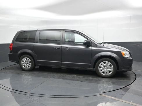 Used 2020 Dodge Grand Caravan SE w/ UConnect Hands-Free Group image 4