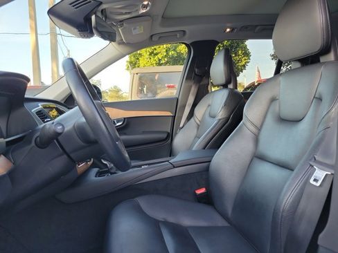 Used 2022 Volvo XC90 T6 Momentum w/ Protection Package Premier image 18