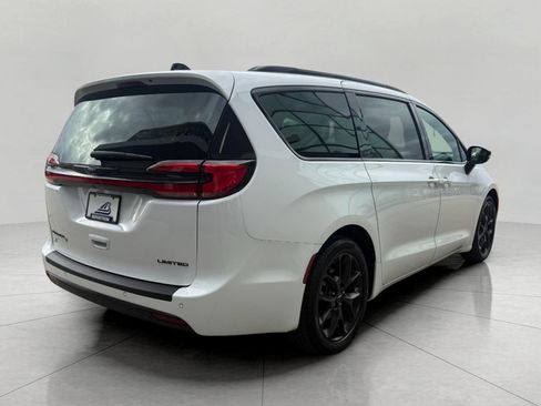 Used 2025 Chrysler Pacifica Limited FWD image 13