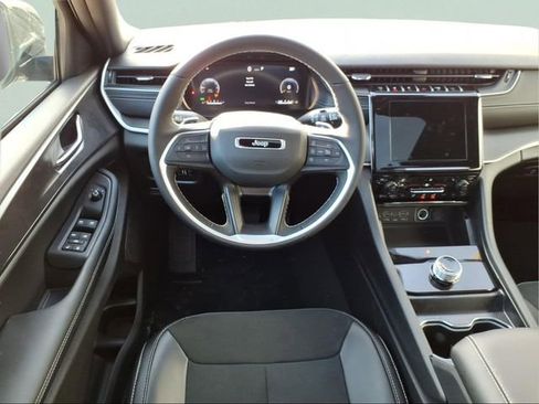 New 2025 Jeep Grand Cherokee Altitude image 11