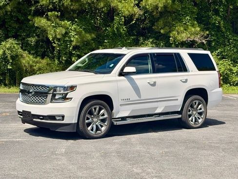 Used 2019 Chevrolet Tahoe LT w/ LT Signature Package RWD image 2
