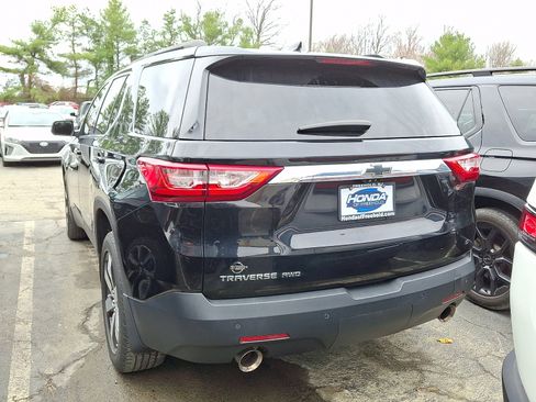 Used 2021 Chevrolet Traverse LT w/ LT Premium Package image 4