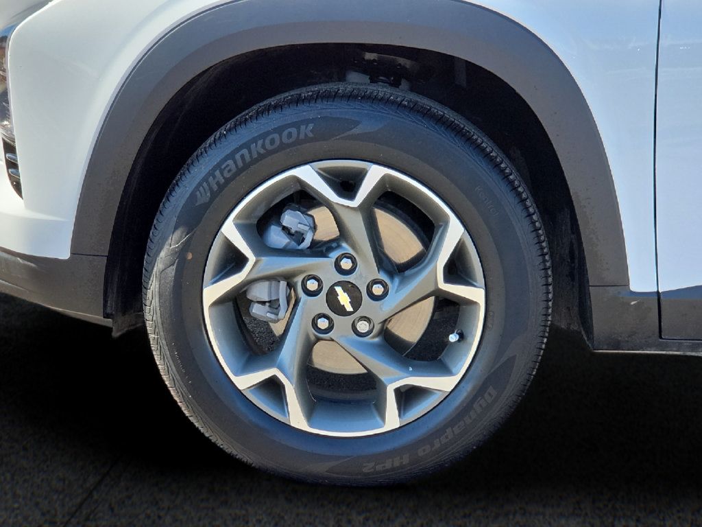 Used 2025 Chevrolet Trax LT FWD image 8