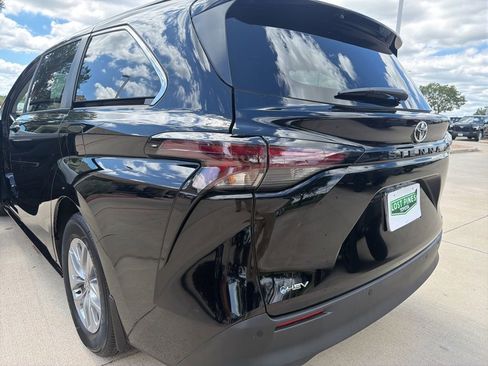 Used 2026 Toyota Sienna XLE FWD image 25