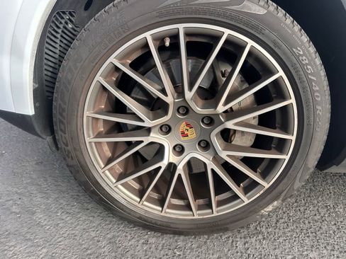 Used 2022 Porsche Cayenne S image 9
