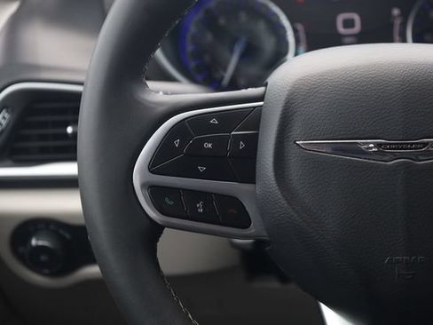 Used 2024 Chrysler Pacifica Touring-L FWD image 14