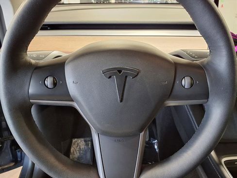 Used 2022 Tesla Model Y Long Range image 6