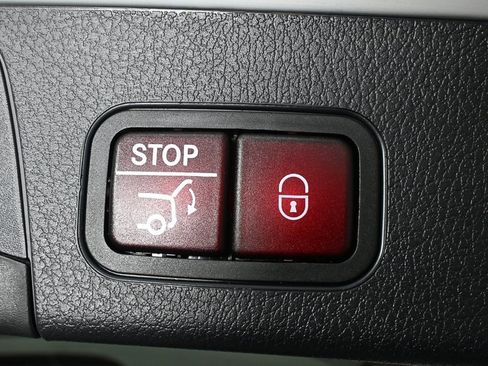 Used 2025 Mercedes-Benz GLB 250 image 30