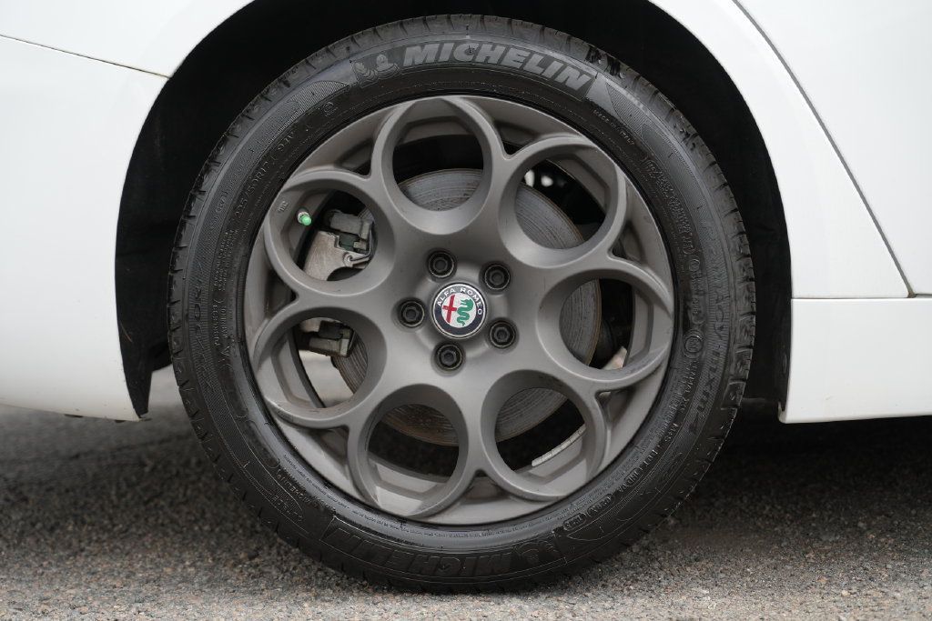 Used 2017 Alfa Romeo Giulia AWD image 9