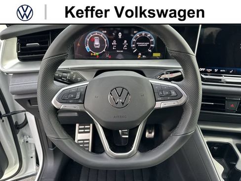 New 2026 Volkswagen Tiguan SE R-Line FWD image 18