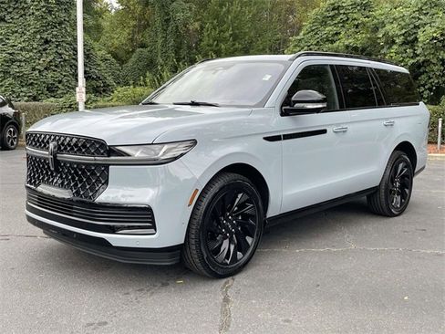 Used 2025 Lincoln Navigator Reserve w/ Jet Appearance Package image 3