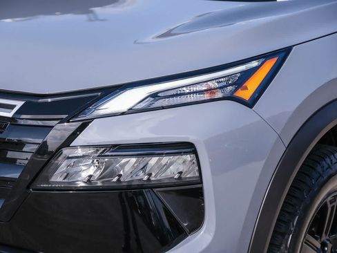 Used 2026 Nissan Rogue SV AWD/4WD image 12