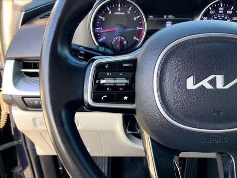 Used 2022 Kia Carnival LX image 23