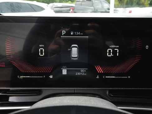 Used 2025 Kia Carnival FWD image 18