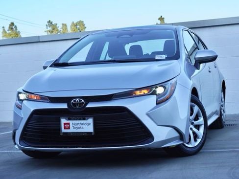 Used 2025 Toyota Corolla LE image 3