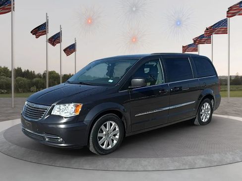 Used 2016 Chrysler Town & Country Touring FWD image 3