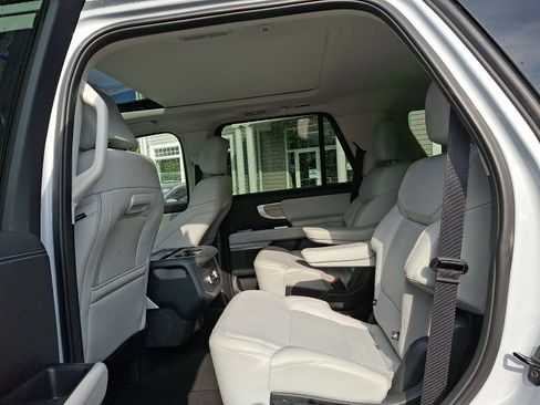 Used 2025 Ford Expedition Platinum AWD/4WD image 11