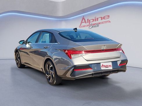 Used 2024 Hyundai Elantra SEL w/ Convenience Package image 3