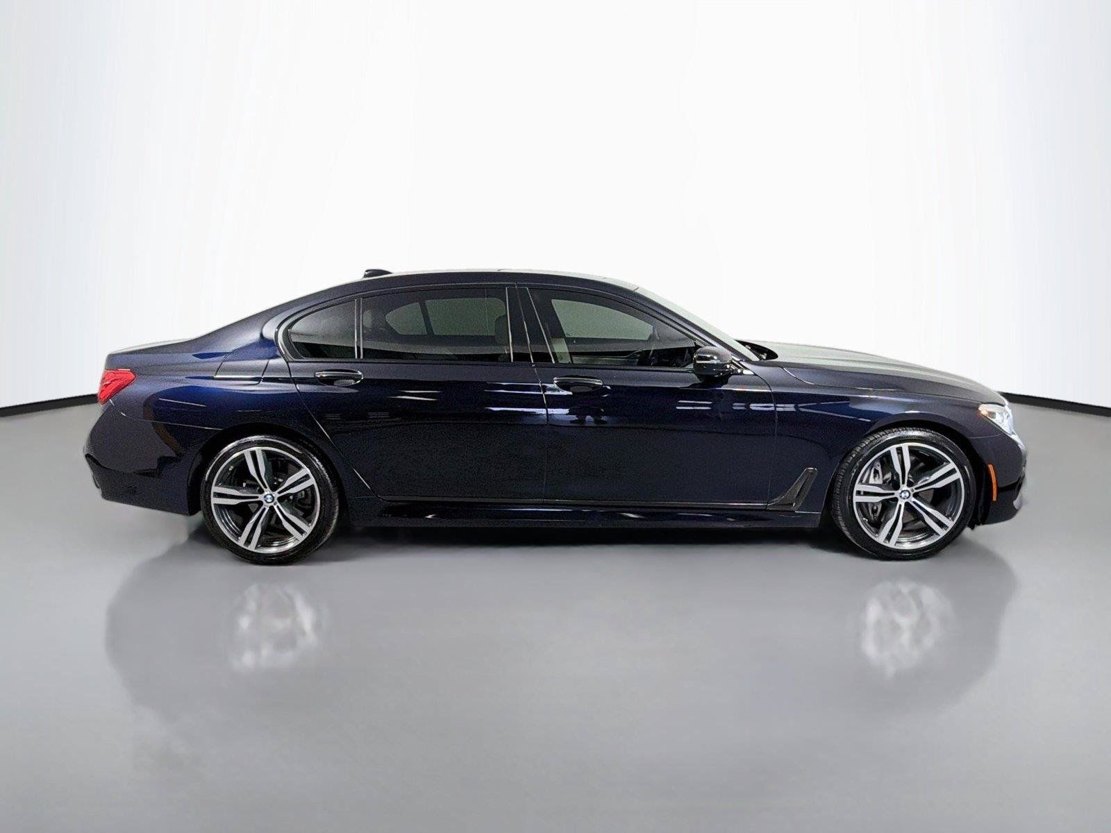 Used 2019 BMW 750i w/ M Sport Package RWD image 4