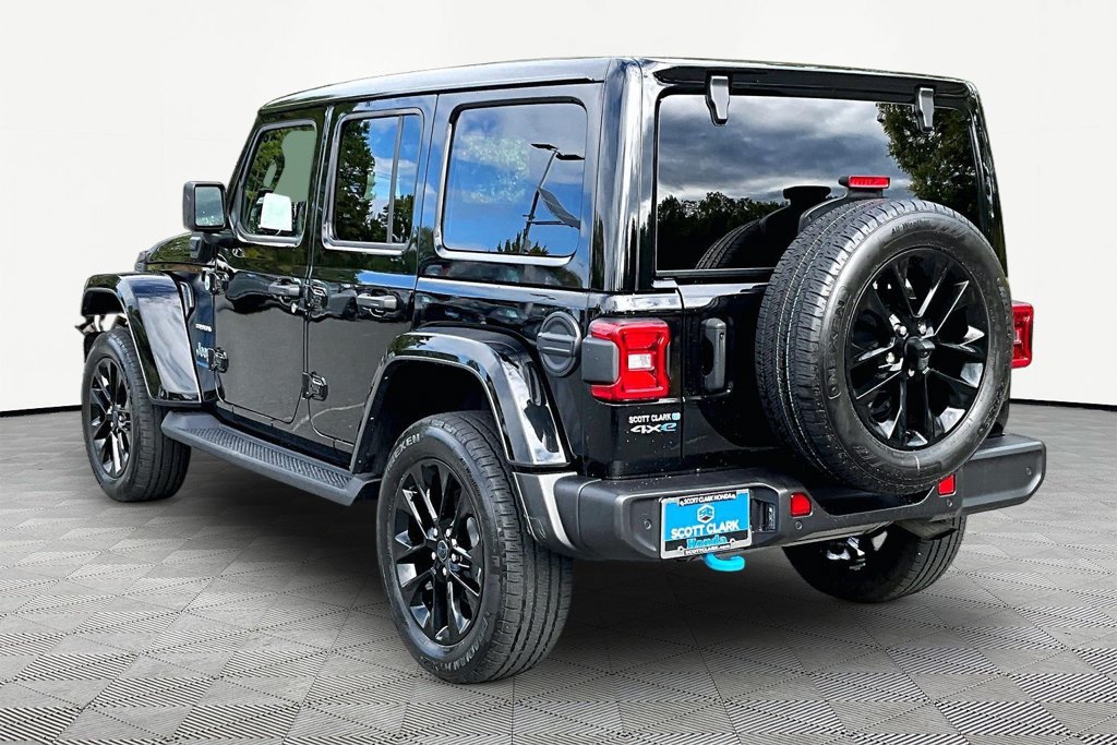 Used 2024 Jeep Wrangler Unlimited Sahara w/ Technology Group AWD/4WD image 5