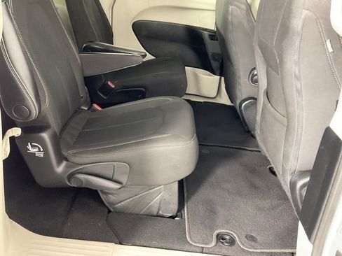 Used 2022 Chrysler Voyager LX image 20