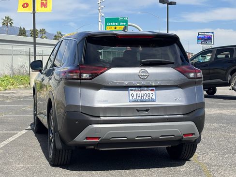 Used 2023 Nissan Rogue SV image 4