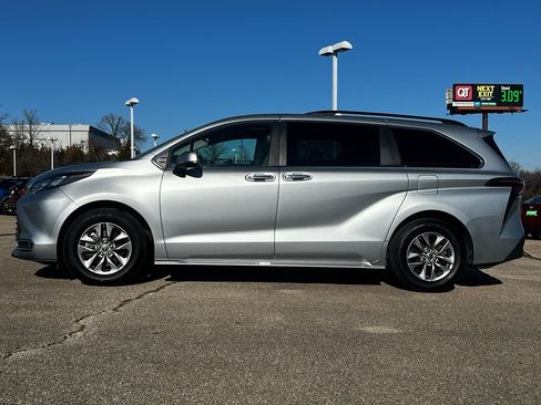 Used 2024 Toyota Sienna XLE image 8
