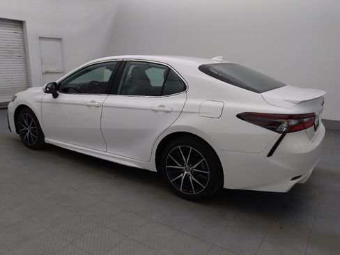 Used 2022 Toyota Camry SE image 3