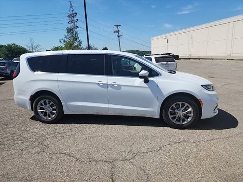 Used 2023 Chrysler Pacifica Touring-L AWD/4WD image 4